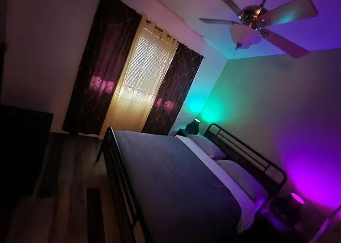 Apartment Trendy Condo: Location, Entertainment + Value! *