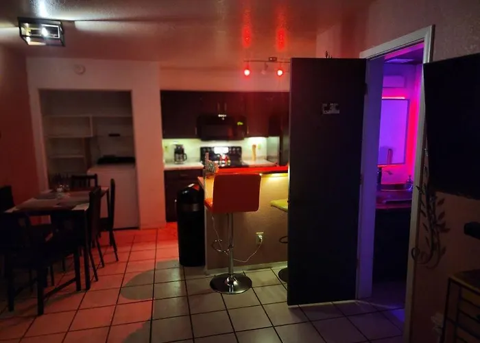 Apartment Trendy Condo: Location, Entertainment + Value! *