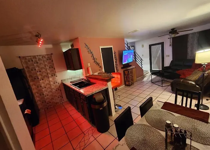Apartment Trendy Condo: Location, Entertainment + Value! *