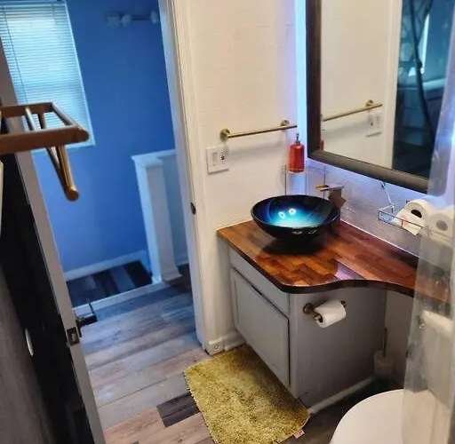 Trendy Condo: Location, Entertainment + Value! Apartment *