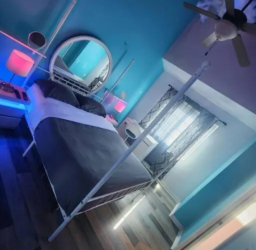 Apartment Trendy Condo: Location, Entertainment + Value! *