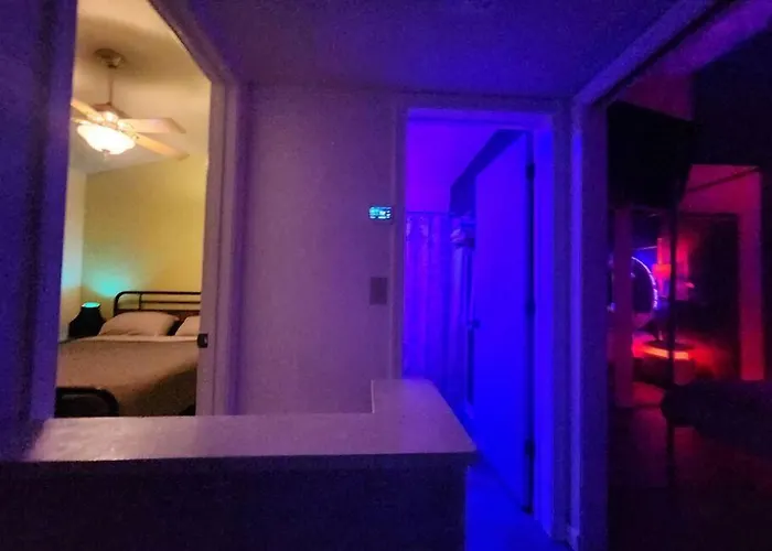 Trendy Condo: Location, Entertainment + Value! Apartment *