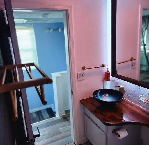 Trendy Condo: Location, Entertainment + Value!