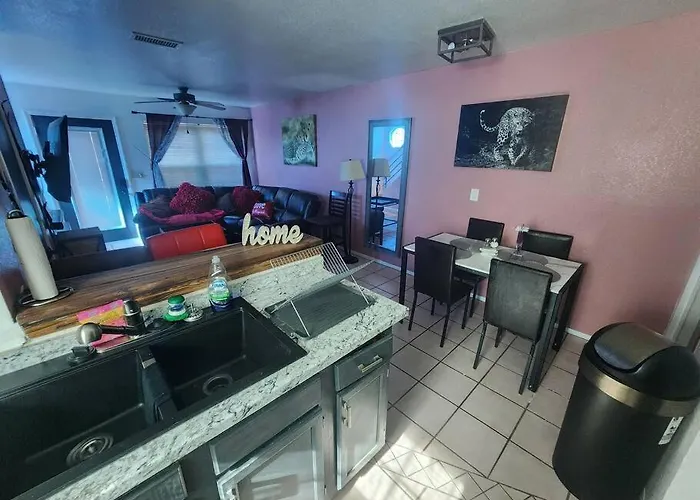 Trendy Condo: Location, Entertainment + Value! Apartment *