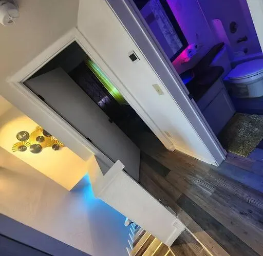 Trendy Condo: Location, Entertainment + Value!