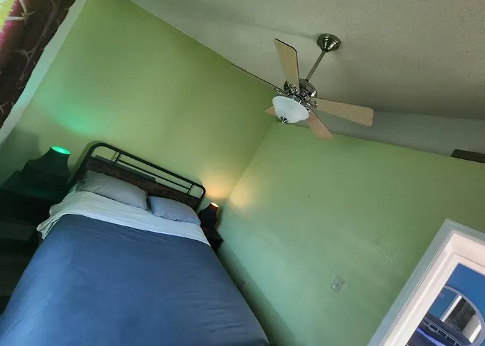 Trendy Condo: Location, Entertainment + Value! Apartment *